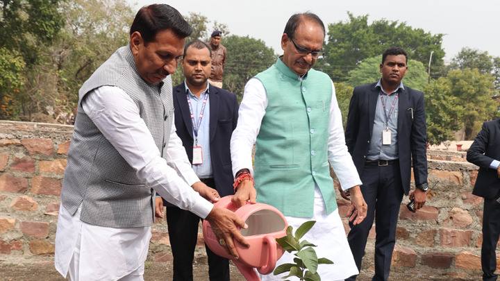 मुख्यमंत्री श्री चौहान ने पीपल, सप्तपर्णी और अमरूद के पौधे रोपे